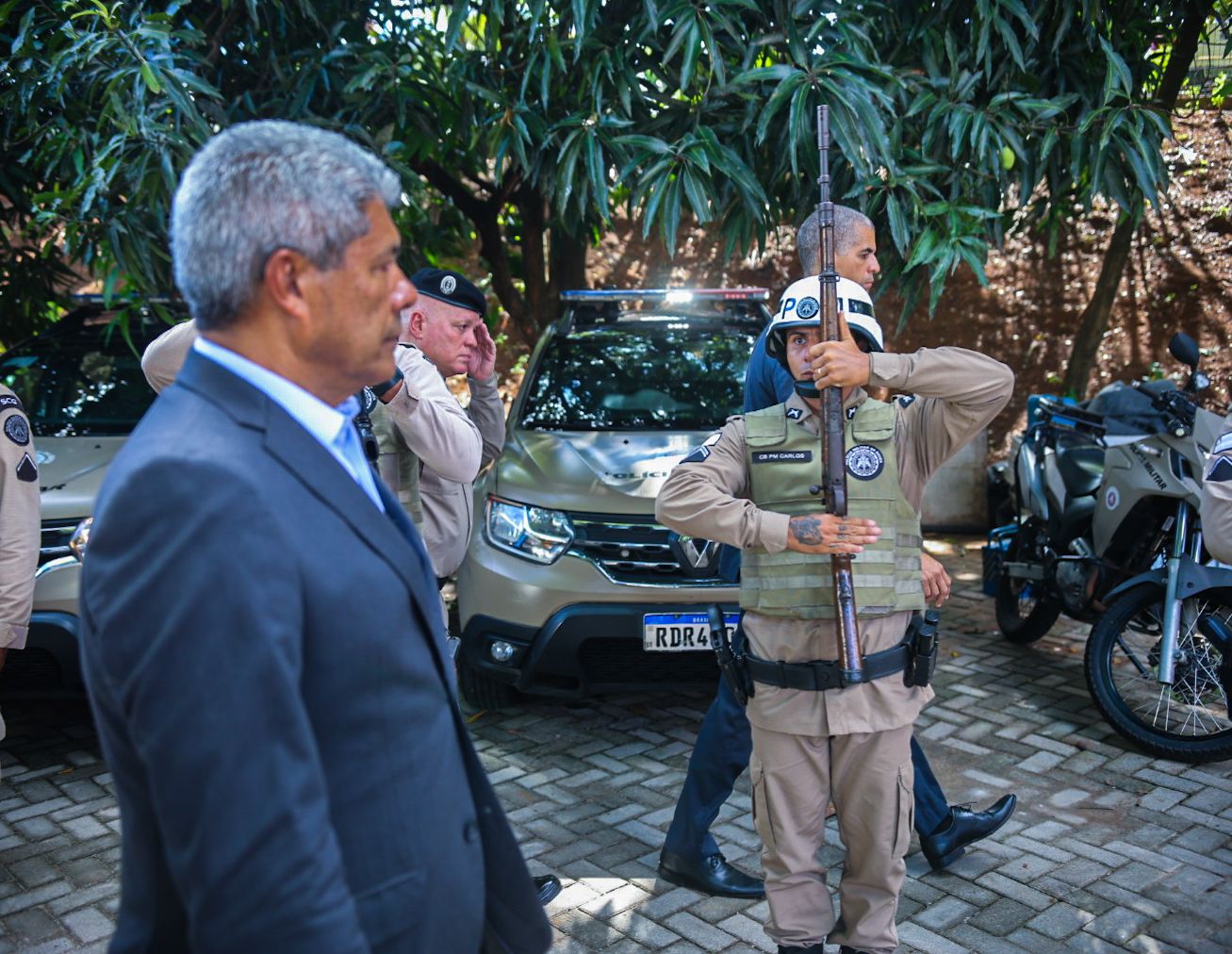 Jerônimo é recebido por policiais militares em cerimônia em Salvador | Foto: Adriel Francisco