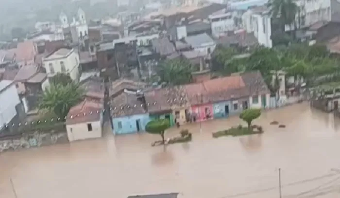 Após chuva forte, rio Subaé transborda e Santo Amara fica inundada