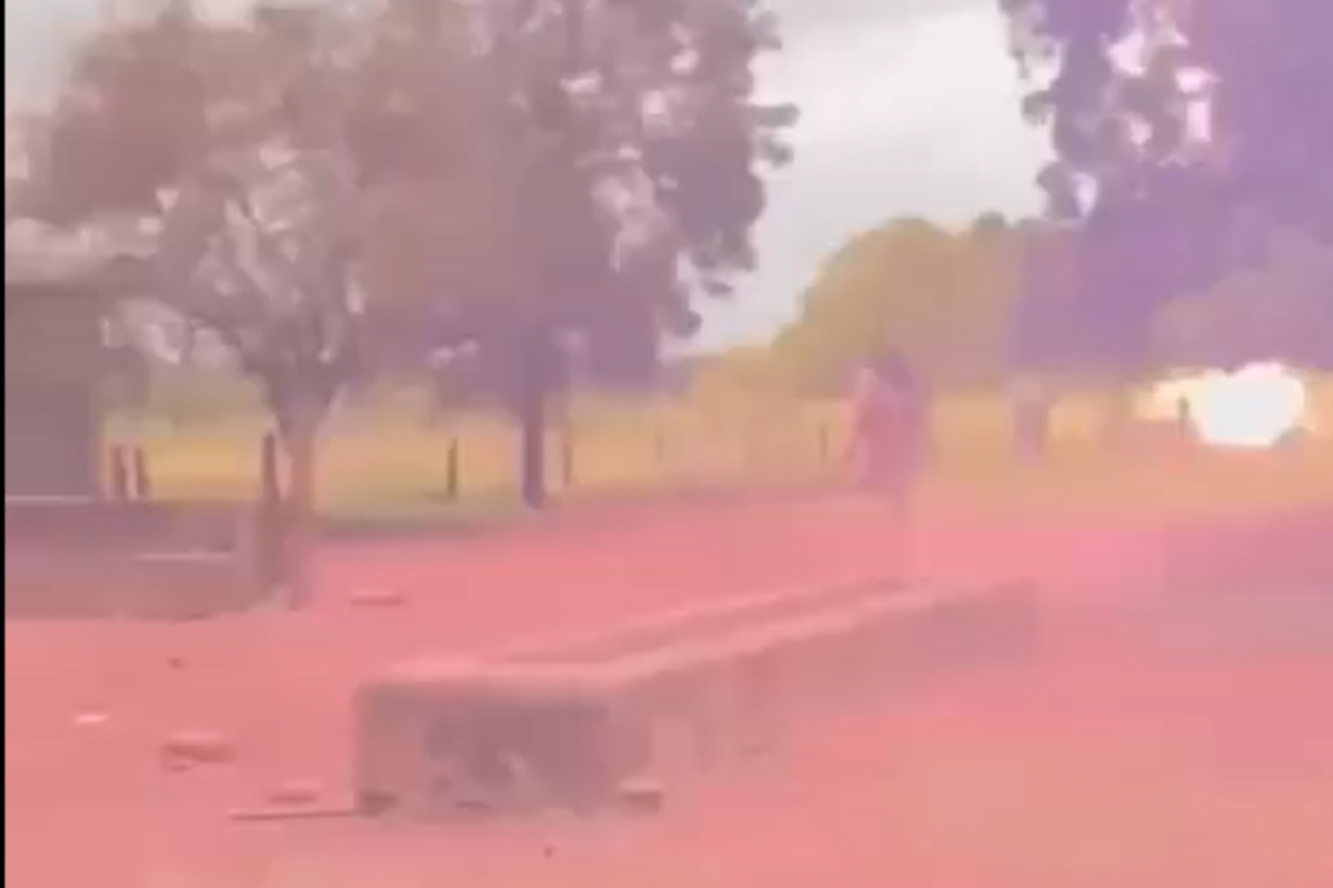 Homem escapa de ser atingido por raio após cavalo recuar no interior da Bahia. | Foto: Reprodução Internet