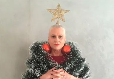 Atriz Vera Holtz divulga foto vestida de Árvore de Natal