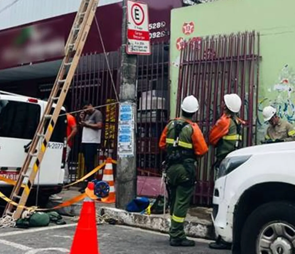 Moradores ficam sem energia após ônibus derrubar três postes na Avenida San Martins