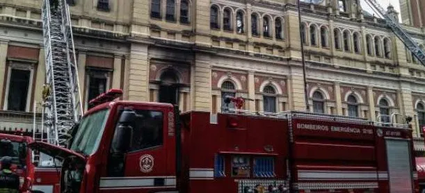 Bombeiros fazem rescaldo no Museu da Língua Portuguesa em SP
