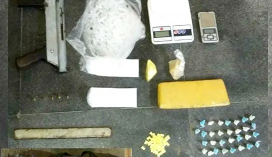 Polícia apreende submetralhadora e drogas em condomínio de Feira de Santana