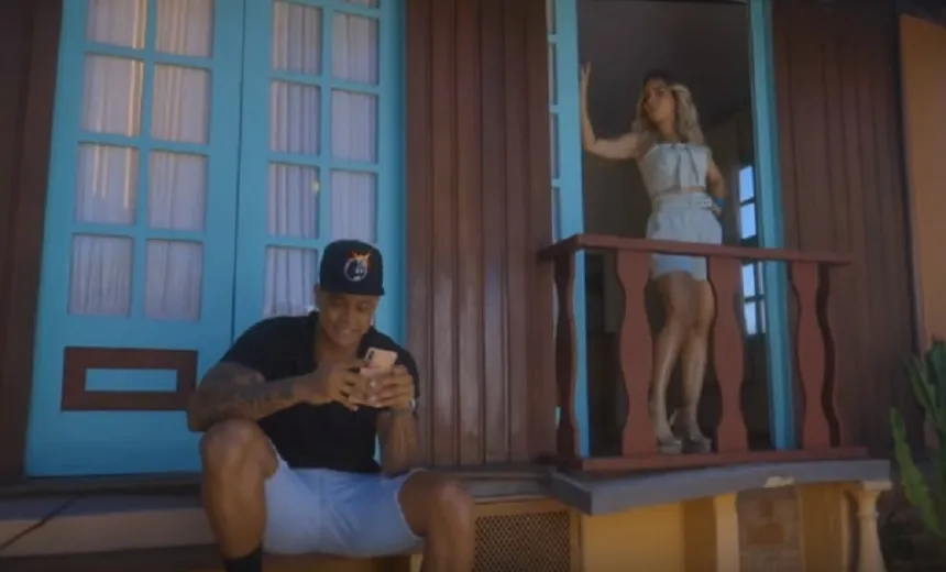 Léo Santana lança clipe da música "Olha Como Está A Minha Mesa"; assista