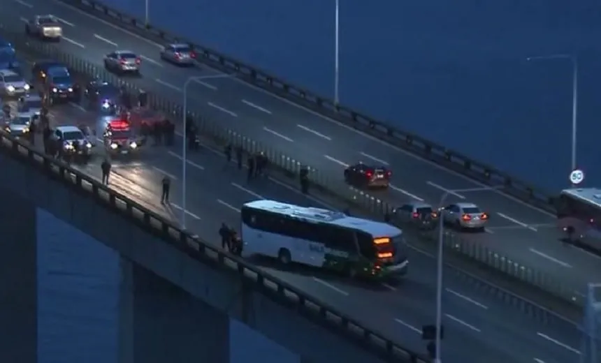 Homem armado faz reféns dentro de ônibus na Ponte Rio-Niterói