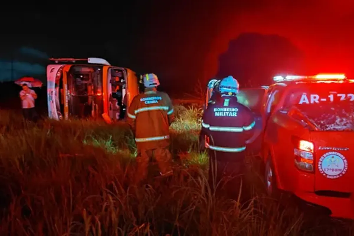 &Ocirc;nibus com 42 passageiros tomba na Bahia. Foto: Corpo de Bombeiros