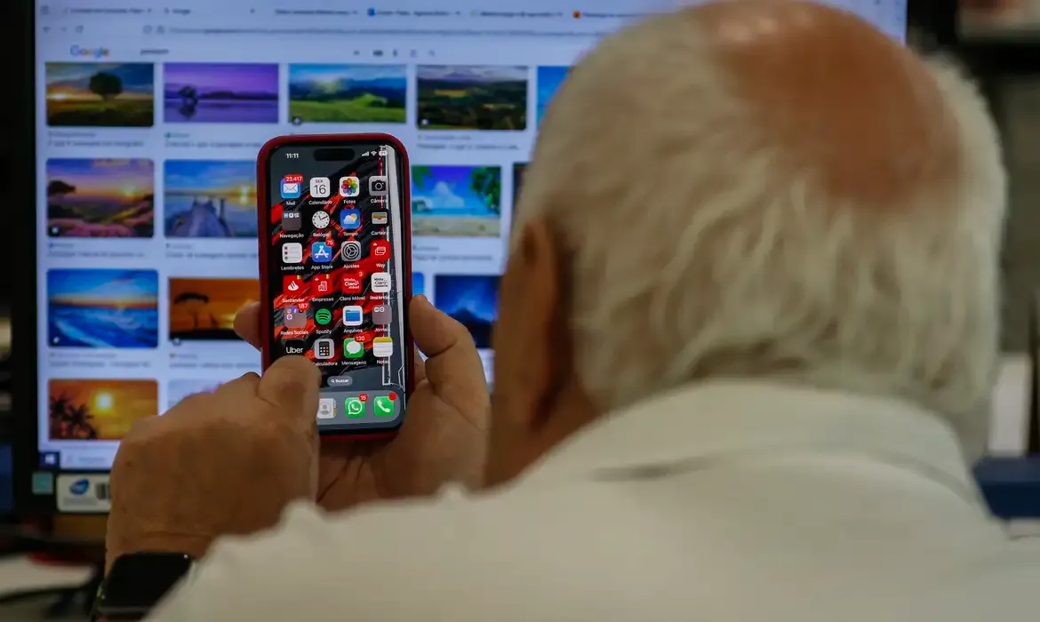 Celulares são o principal meio de acesso a internet no Brasil.  Foto: Joédson Alves/Agência Brasil