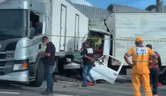 Grave acidente na Estrada do Coco envolvendo dois caminhões deixa uma pessoa ferida