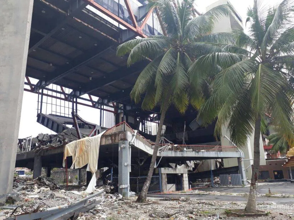 Centro de Convenções completa 7 anos fechado após desabamento; moradores protestam