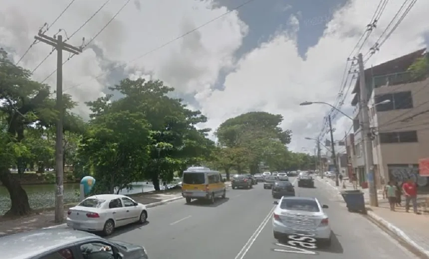 Carro é atingido por incêndio na região do Dique do Tororó