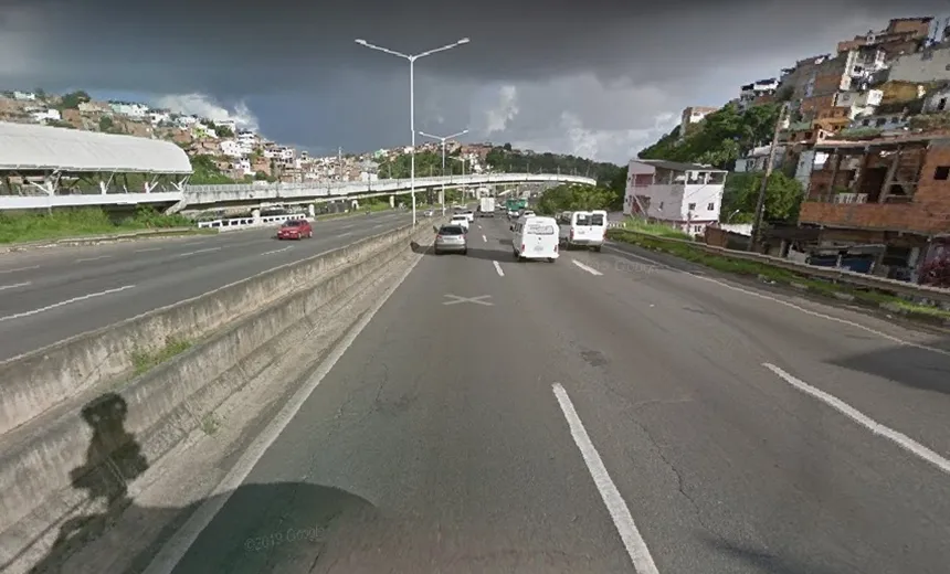 Acidente envolvendo três veículos deixa BR-324 congestionada