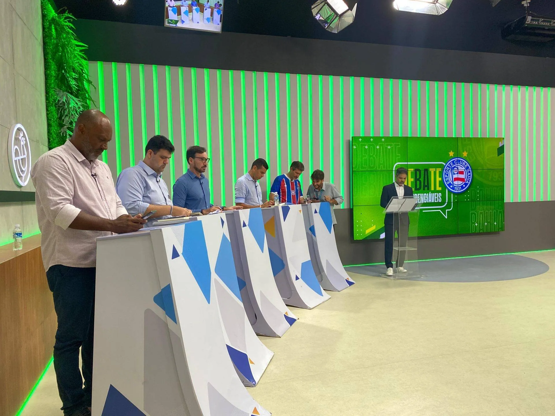 Debate de presidenciáveis do Bahia tem propostas dos candidatos e troca de farpas