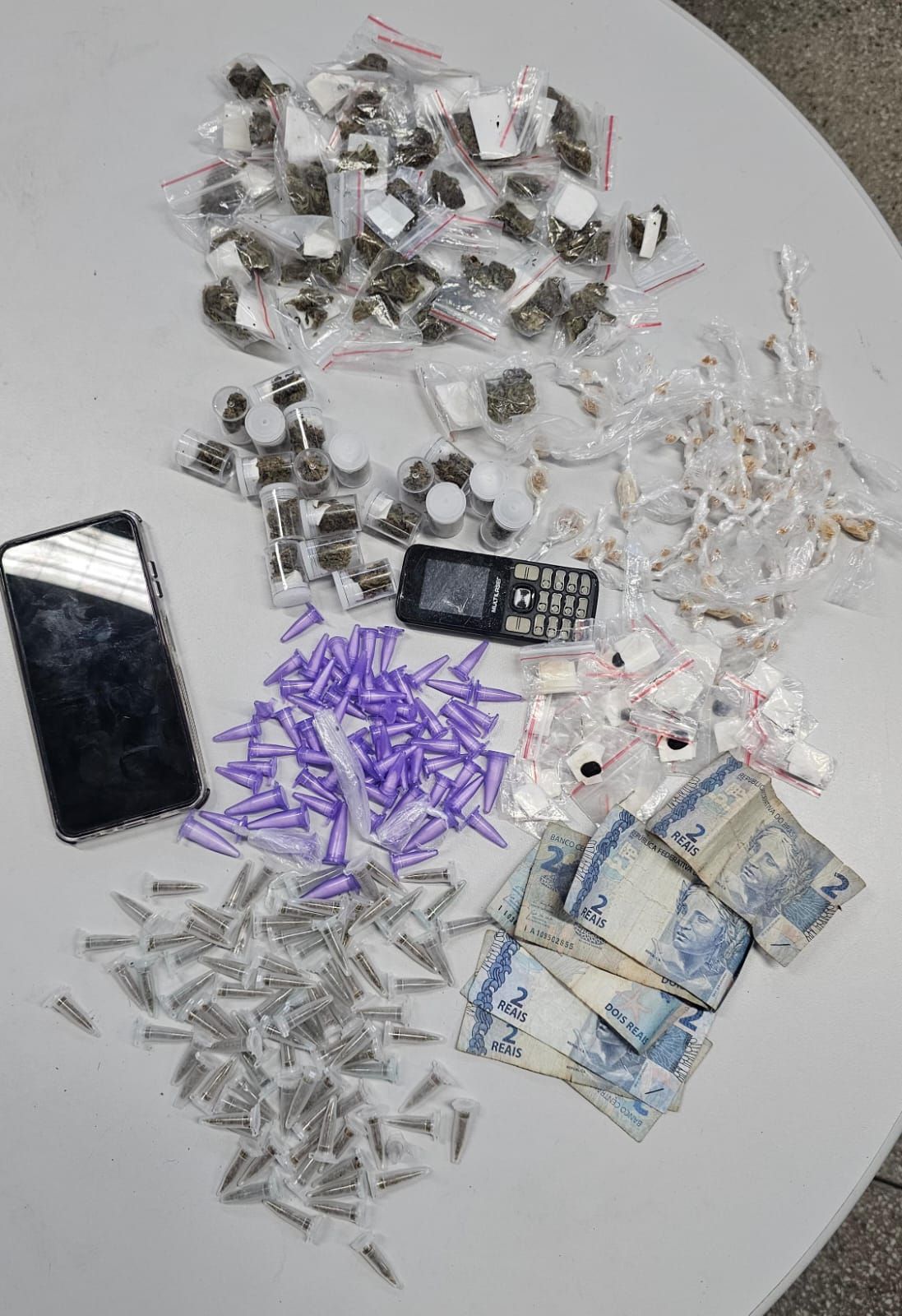 Mulher É Flagrada Com Drogas No Bairro De São Marcos, Em Salvador Fot 47ª Cipm