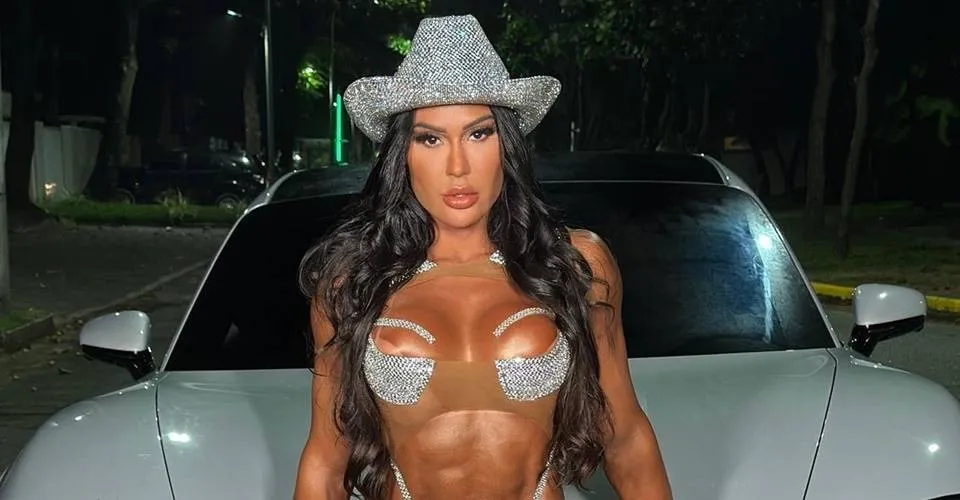 Gracyanne Barbosa abandona carro após aparecer uma barata no veículo: 'Vou pegar um táxi'