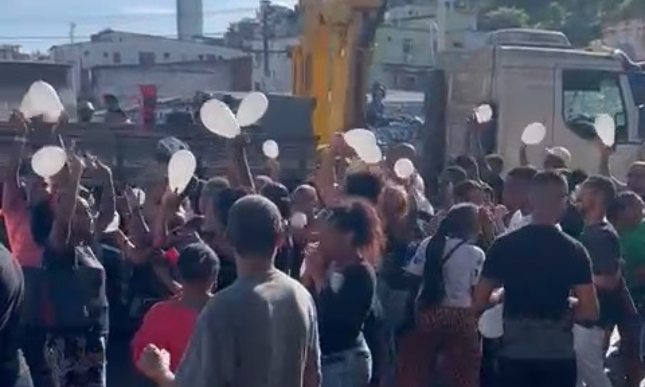 Manifestantes pedem justiça pela morte de jovem. Foto: TV Aratu