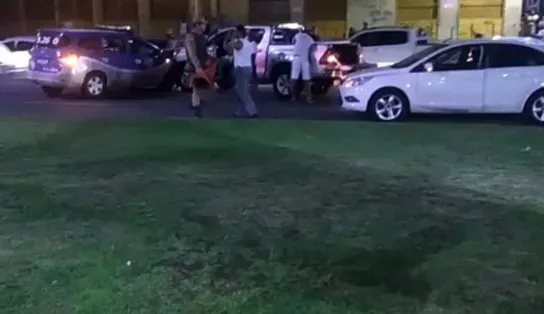 Durante perseguição, PMs são alvos de tiros e viatura acaba batendo em caminhonete em Salvador; policiais ficaram feridos
