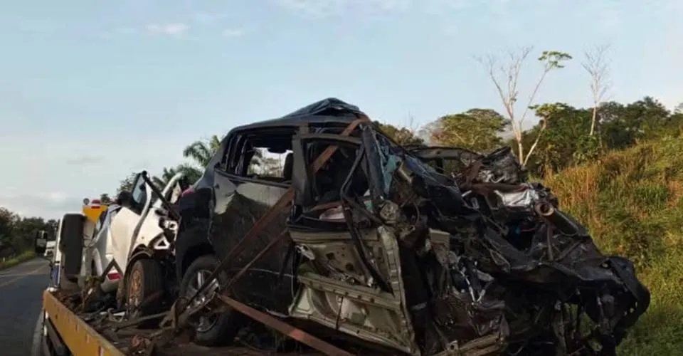 Três pessoas morrem em acidente com três carros e um caminhão em Camacã