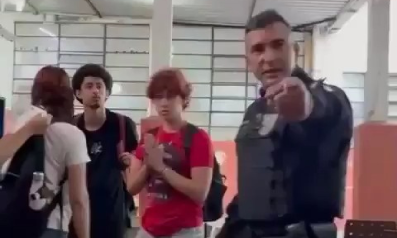 V&Iacute;DEO: PM &eacute; flagrado agredindo estudantes em escola no Rio de Janeiro.Foto: Reprodu&ccedil;&atilde;o
