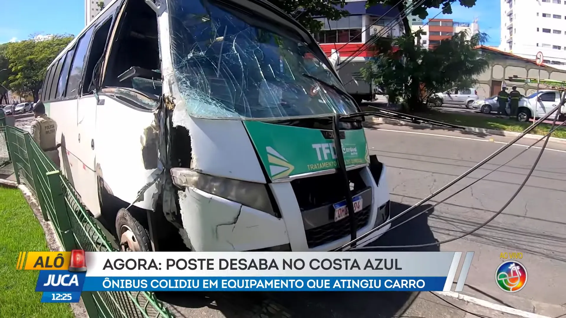 Acidente com ônibus derruba poste no Costa Azul, em Salvador; veja vídeo