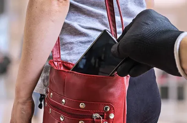 O roubo e furto de celulares n&atilde;o causa apenas preju&iacute;zo financeiro. Os crimes tamb&eacute;m podem expor dados banc&aacute;rios, senhas, fotos e informa&ccedil;&otilde;es pessoais/Foto: Freepik 