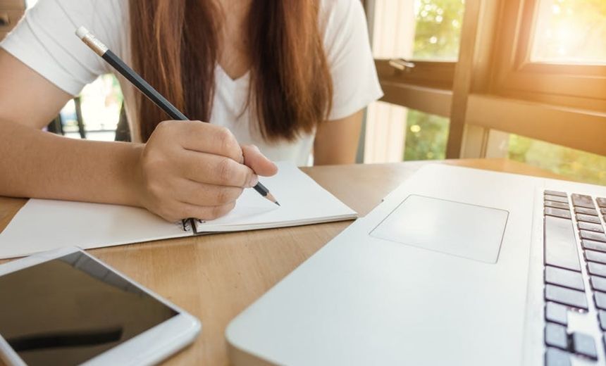 A pós-graduação é destinada a profissionais que atuam ou desejam atuar na formulação. | Foto: Redes Sociais
