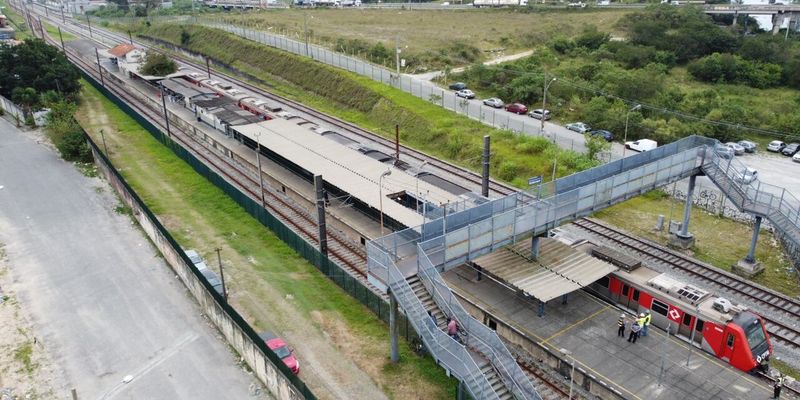 Os homens não poderiam estar na faixa do trem, o acesso é complemente proibido por lei/Foto: Caroline Assis