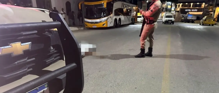 Um jovem de 22 anos morreu ap&oacute;s subir na parte traseira de uma carreta, se desequilibrar e ser atropelado no centro de Jaguaquara, no sudoeste da Bahia, na noite de segunda-feira (22).