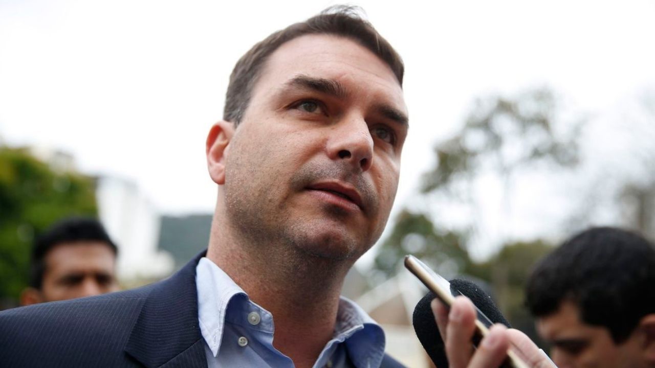 O Senador E Pr&eacute; Candidato &Agrave; Presid&ecirc;ncia Fl&aacute;vio Bolsonaro (pl Rj) T&acirc;nia Rego Ag&ecirc;ncia Brasil