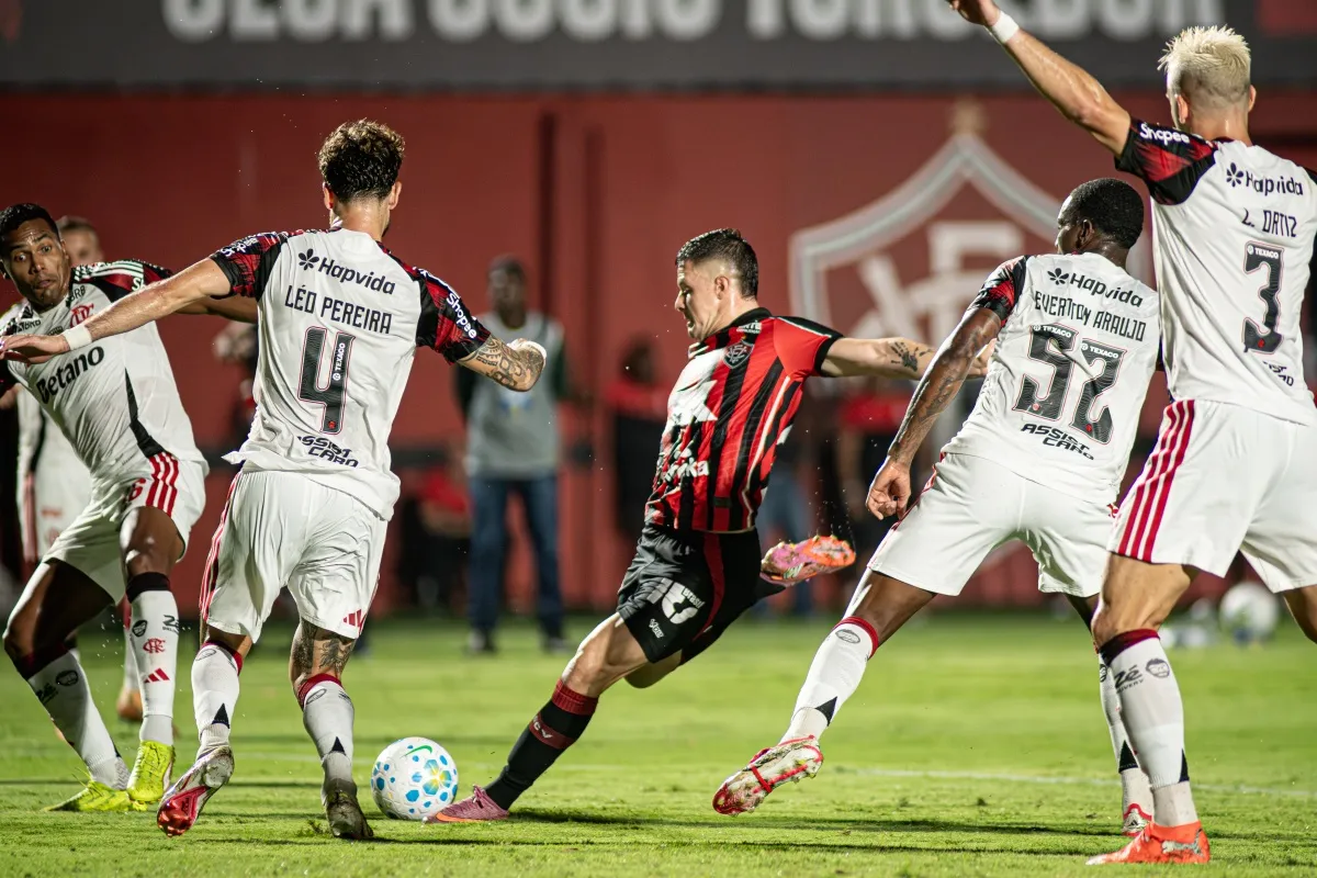 Com pênalti perdido, Vitória perde para o Flamengo por 2x1, no Barradão