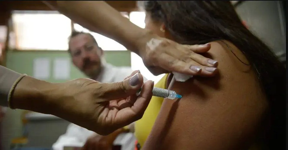 Ministério da Saúde entrega primeiras doses de vacina atualizada contra a Covid-19