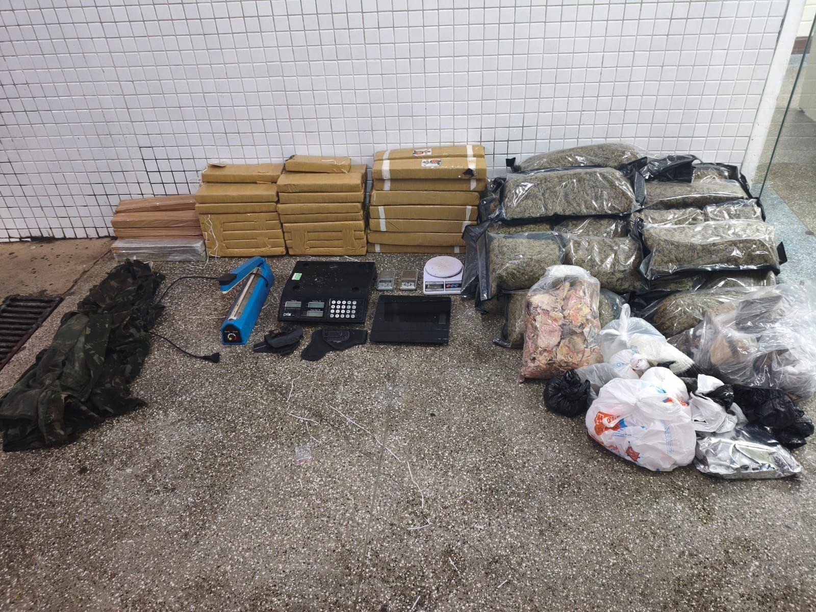 Grande quantidade de drogas &eacute; encontrada em dep&oacute;sito no Bairro da Paz
