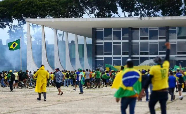 Homem foi acusado de furtar réplica da Constituição do STF. Foto: Agencia Brasil