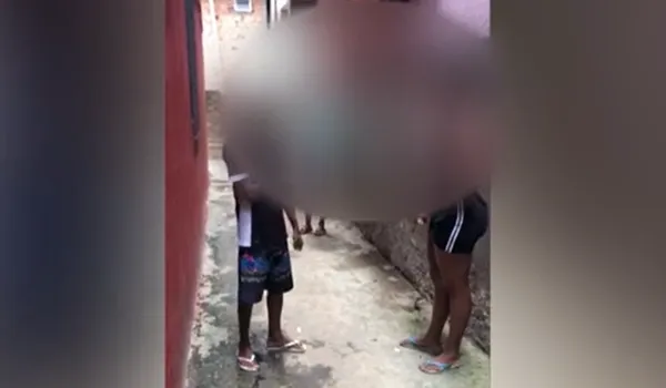  Mulher espanca homens com pedaço de madeira por "acerto de contas" em Salvador e posta vídeos nas redes