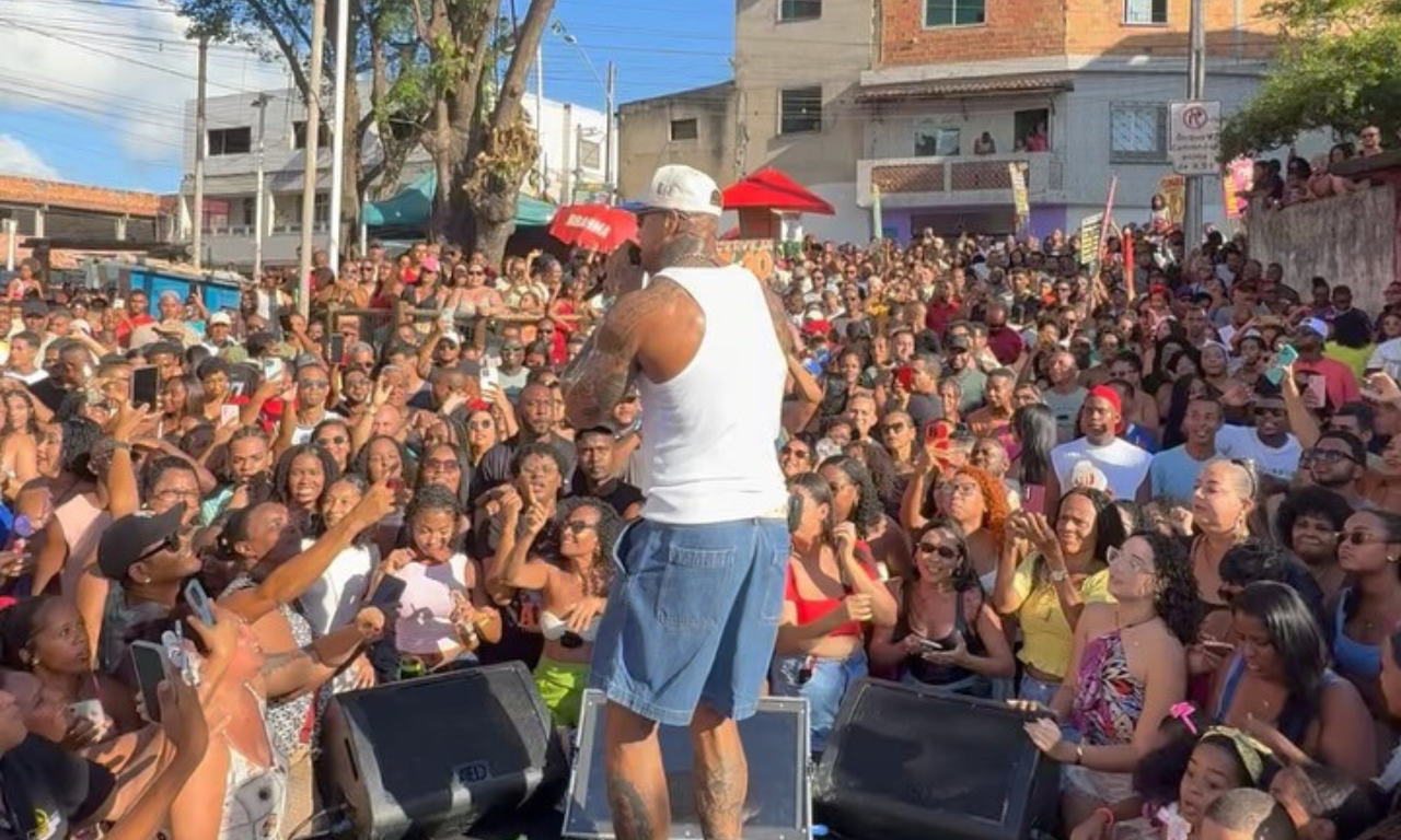 L&eacute;o Santana faz show surpresa em bairro onde foi criado em Salvador.Foto: Reprodu&ccedil;&atilde;o