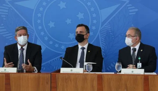 Parlamentares cobram divulgação mais rápida de vacinas aplicadas em estados e municípios; "informação é tudo"