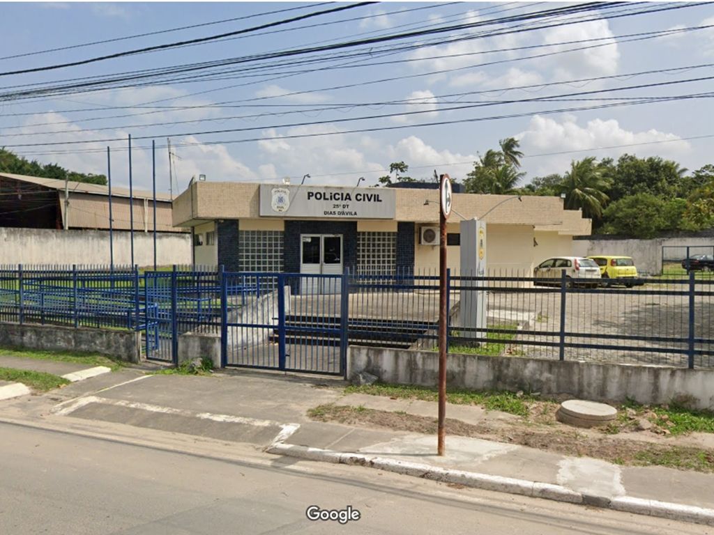 O suspeito de participar do triplo homicídio se apresentou à 25ª Delegacia Territorial em Dias D'Ávila. Foto: Google Street View