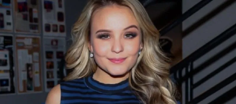 BASTIDORES: Antes de subir no palco, Larissa Manoela faz vídeos no camarim para mostrar doces e decoração