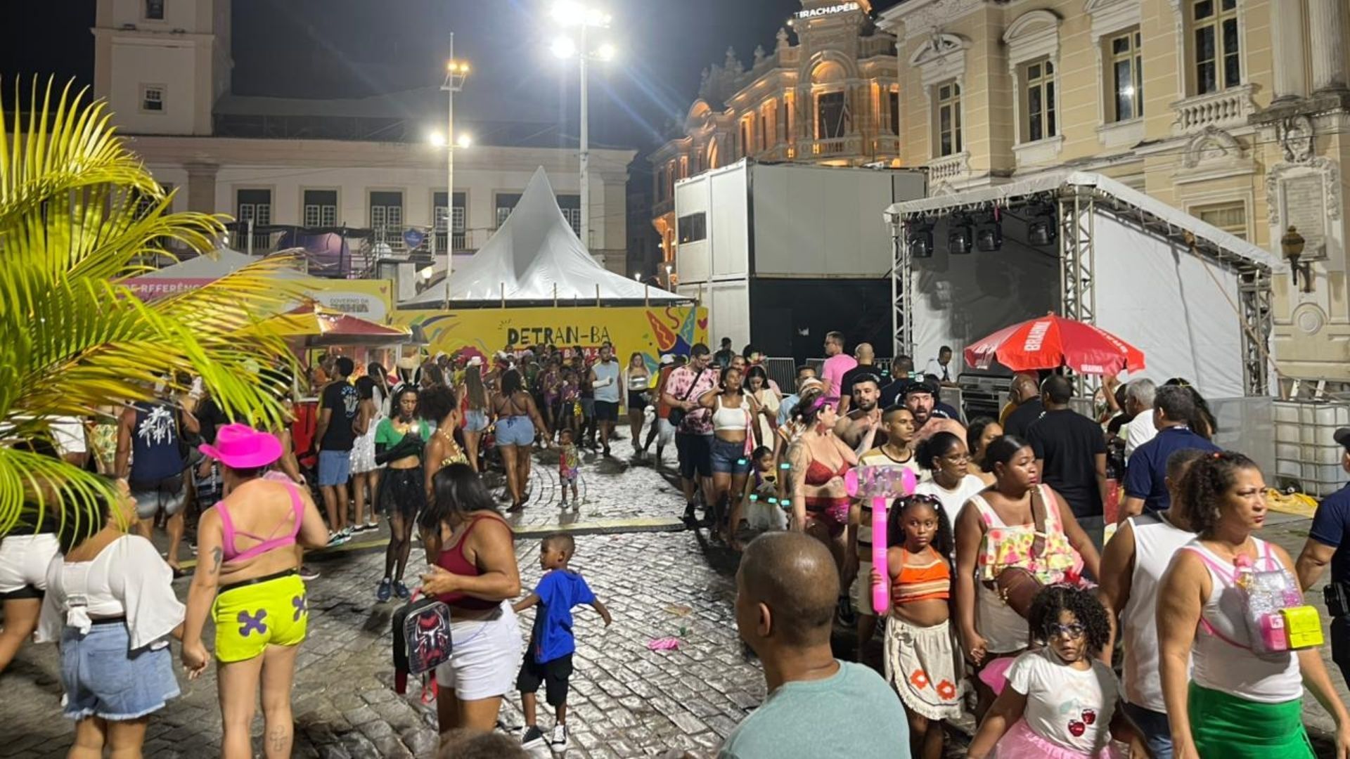 Elevador Lacerda registra longas filas neste domingo de carnaval; Foto: Matheus Caldas / Aratu On