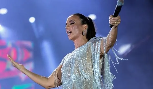 Ivete Sangalo comandou a chegada do ano novo no Festival Virada Salvador; "um 2020 com muitas bênçãos!"