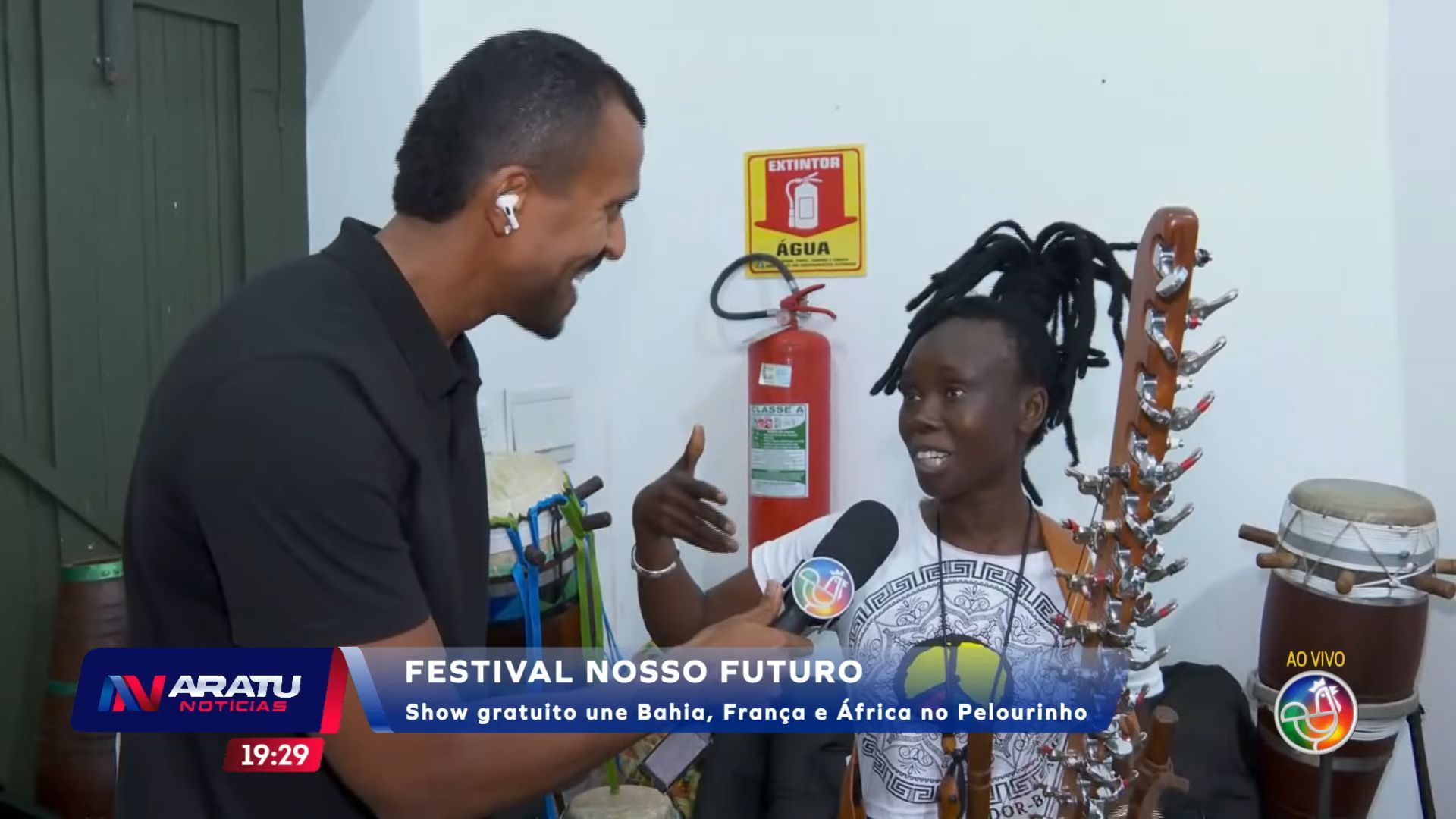 Heyder Mustafá, repórter da TV Aratu, entrevistando a artista senegalesa Senny Camara em francês | Imagem: TV Aratu