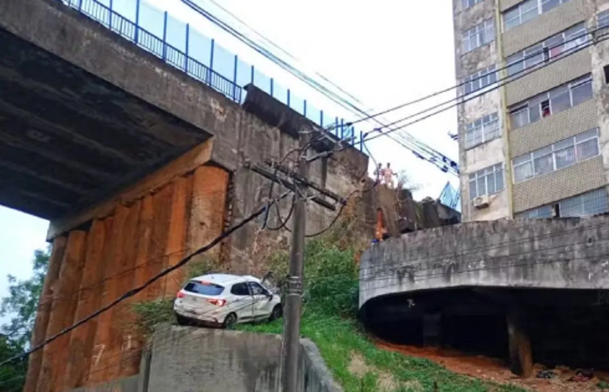 Veja como carro rompeu mureta e ficou pendurado após cair de viaduto, em Salvador