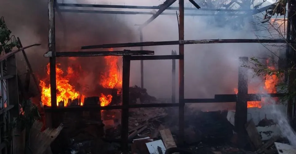Idoso ateia fogo em vegetação e incêndio destrói parte de residência, em Feira de Santana