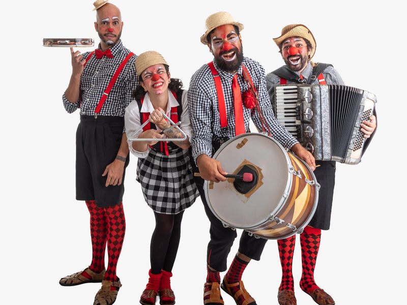 Com trajet&oacute;ria consolidada na capital baiana, o grupo Musiclauns nasceu em 2018 com a ideia de mesclar a linguagem da palha&ccedil;aria, o circo de rua e a m&uacute;sica/Foto: Divulga&ccedil;&atilde;o