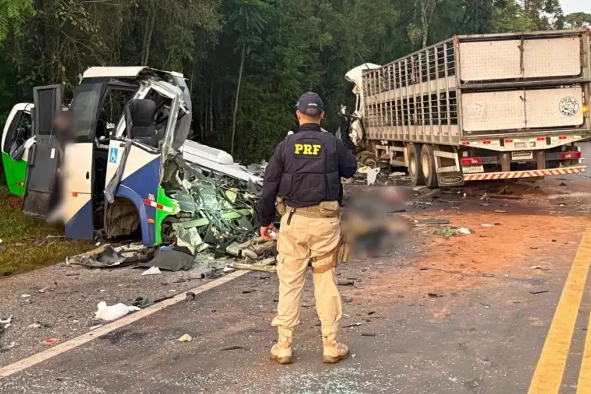Acidente entre micro-&ocirc;nibus e carreta deixa 22 mortos. Foto: Divulga&ccedil;&atilde;o | PRF