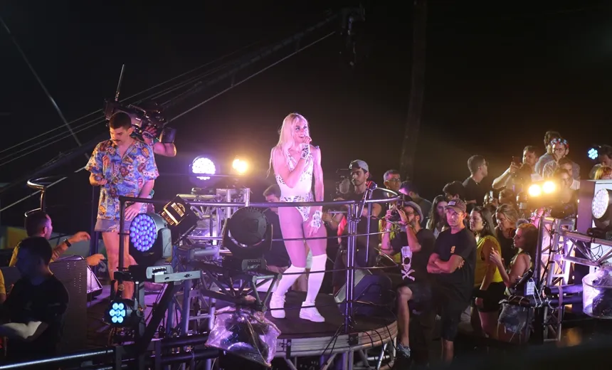ENTÃO VAI: Pabllo Vittar “causa” ao puxar trio pela primeira vez no Carnaval de Salvador