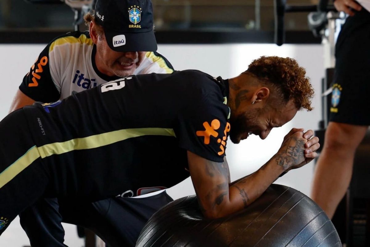 Um novo exame feito nesta segunda apontou que Neymar, convocado machucado, com um problema na panturrilha direita, tem boa evolu&ccedil;&atilde;o de les&atilde;o. Foto: CBF