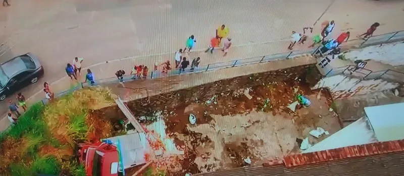 PERDEU O CONTROLE: Caminhão cai em cima de casa no bairro de São Caetano; Veja imagens impressionantes