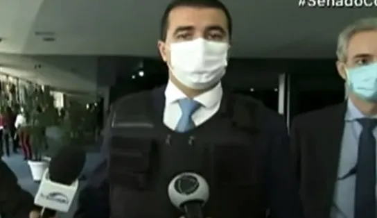 Deputado federal chega para depor na CPI da Covid usando colete à prova de balas