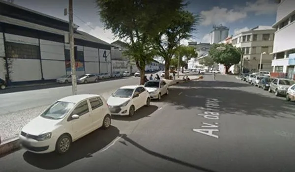 Acidente entre carro e moto deixa um ferido no bairro do Comércio