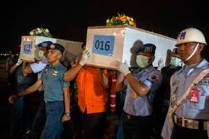 AirAsia: sobe para 30 o número de corpos achados em Java